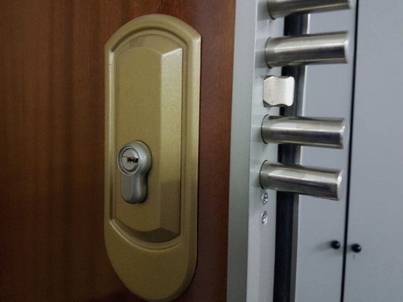Puerta acorazada de alta seguridad con bulones instalada en Fuenlabrada