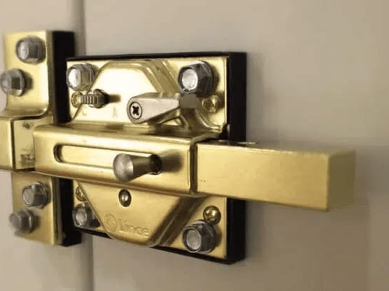 Cerrojo de alta resistencia instalado en puerta