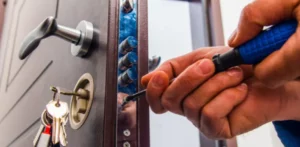 Cerrajero turbo abriendo una puerta de urgencia